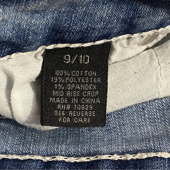 RUE21 crochet accents button fly mid rise Capri crop light wash jeans 9/10 - Picture 6 of 7